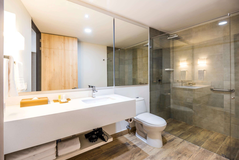 Bathroom 4, La Quinta by Wyndham Medellin, Medellín