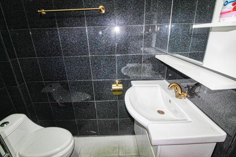 Bathroom 4, Phratamnak Inn, Pattaya