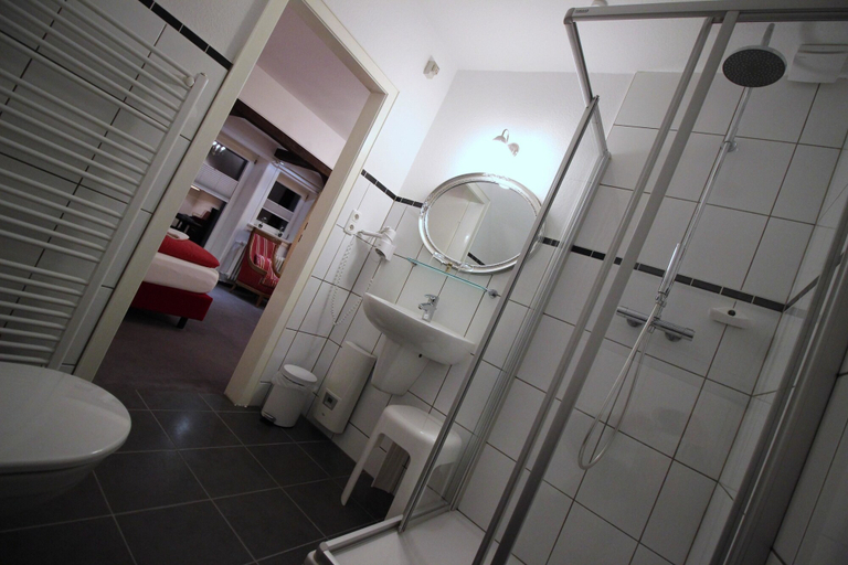 Bathroom 5, Hotel zur Linde, Lüchow-Dannenberg