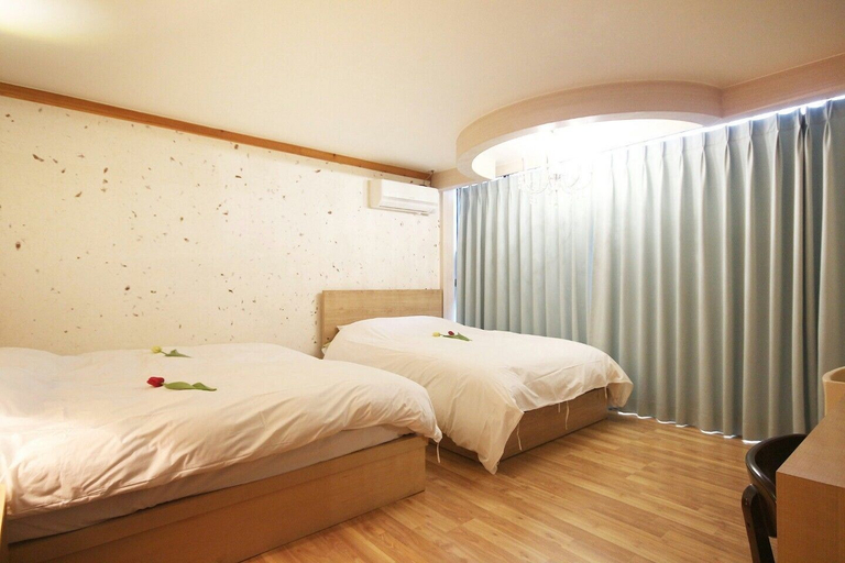 Bedroom 3, Jeonju Tourist Hotel, Jeonju