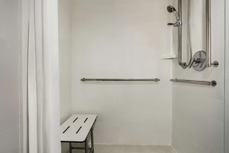 Bathroom 5, Hampton Inn Dulles - Cascades, Loudoun