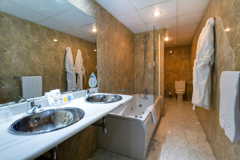 Bathroom 4, Oca Villa de Avilés Hotel, Asturias
