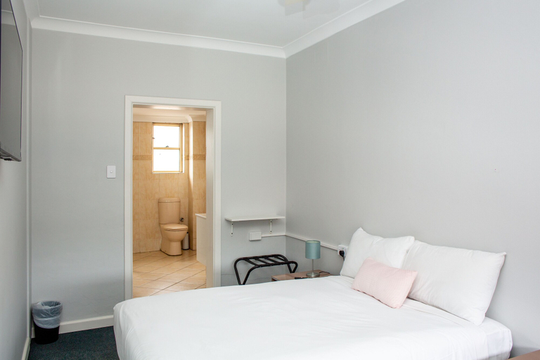 Bedroom 2, Five Islands Hotel, Wollongong Bal