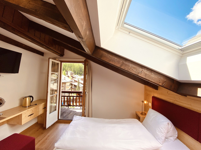 Bedroom 3, Hotel Capricorn, Visp