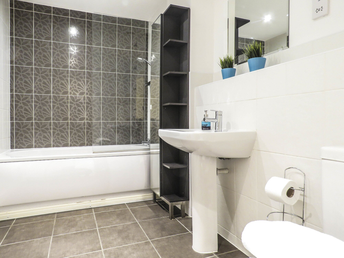 Bathroom 2, Tudors eSuites Birmingham Apartments with Parking, Birmingham