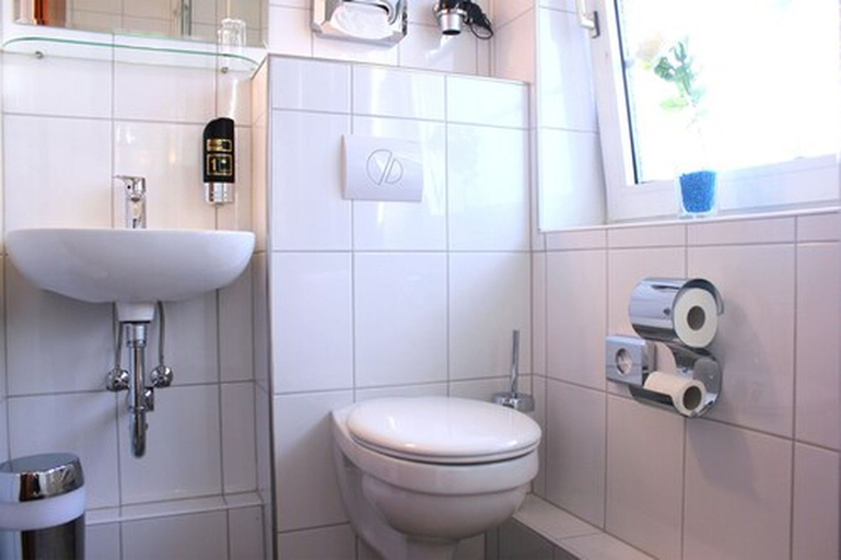 Bathroom 5, Hotel Altenwerder Hof, Hamburg