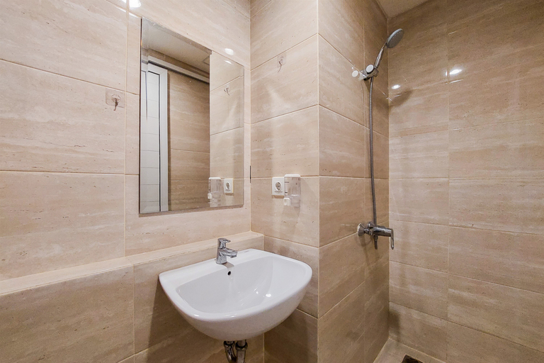 Bathroom 3, Warm and Cozy Studio at Springwood Residence Tangerang Apartment By Travelio, Tangerang