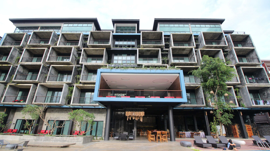 Exterior & Views