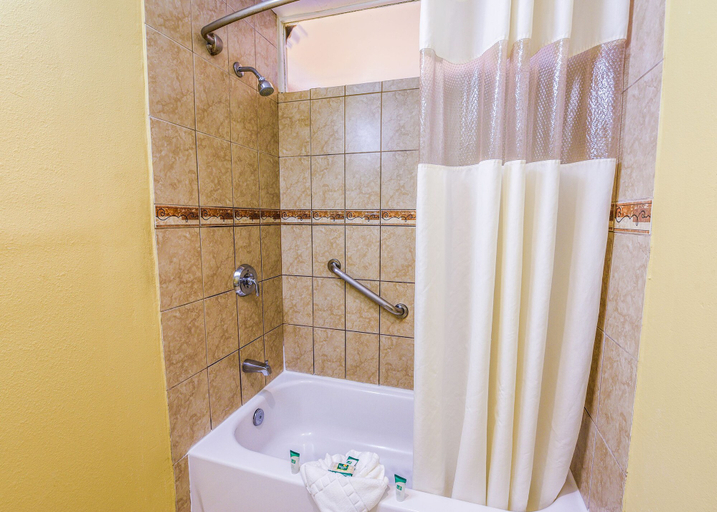 Bathroom 5, Vagabond Inn Long Beach, Los Angeles
