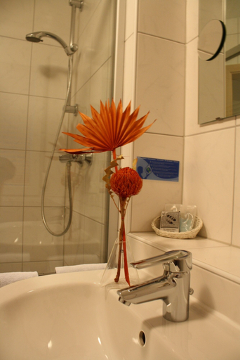 Bathroom 3, Hotel Restaurant Waldhorn, Bodenseekreis