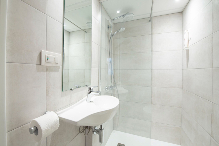 Bathroom 4, The Originals Access, Hôtel Bordeaux Aéroport, Gironde