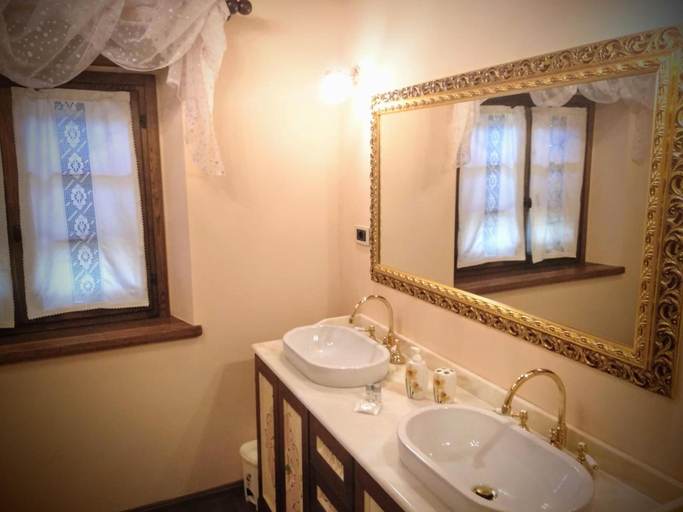 Bathroom 3, Terra del Sole, Macerata