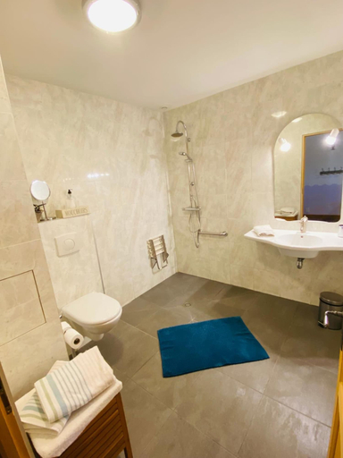 Bathroom 5, Ferme de Montecouvez, Nord