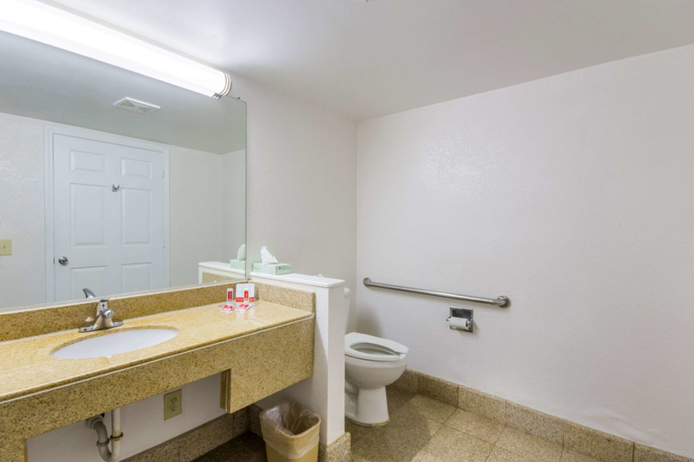 Bathroom 5, Econo Lodge Little Creek, Norfolk