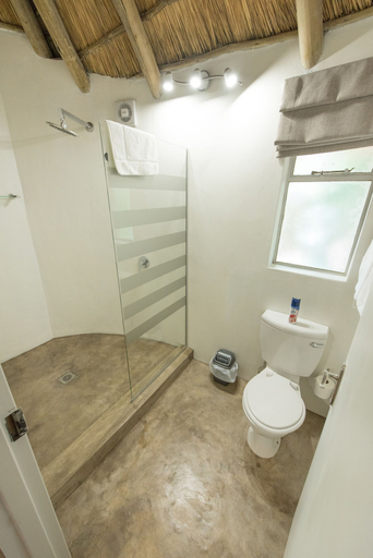 Bathroom 3, Sefapane Lodges and Safaris, Mopani