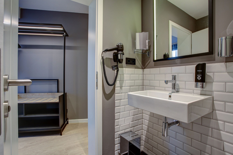 Bathroom 5, Vienna House Easy by Wyndham Hamburg, Hamburg