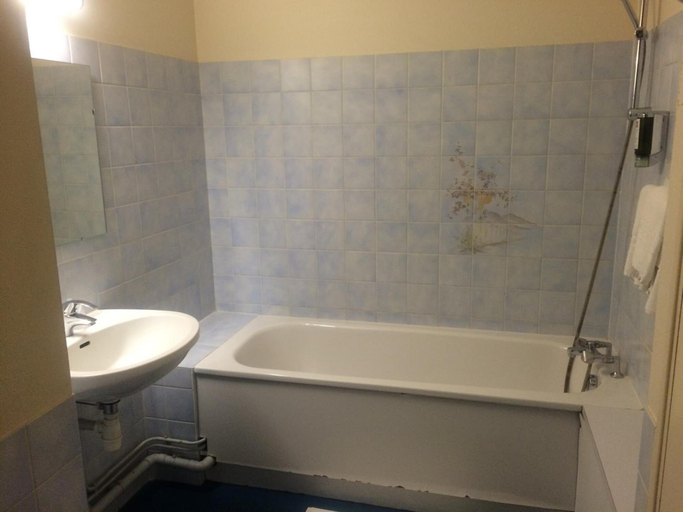 Bathroom 4, Hotel Anne de Beaujeu, Loiret