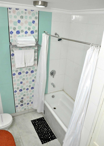 Bathroom 4, Mehra Residency at the Airport, Delhi