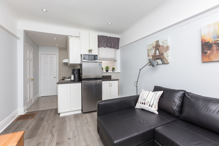 Others 5, Applewood Suites - The CasaDupont, Toronto