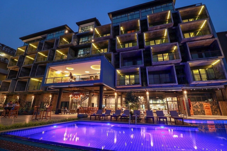 Exterior & Views