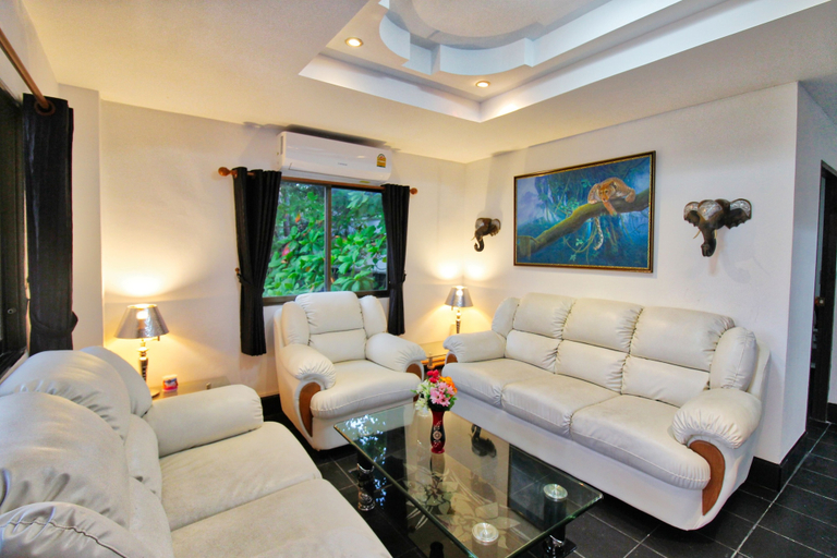 Others 4, Phratamnak Inn, Pattaya
