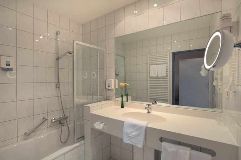 Bathroom 5, Lampes Posthotel, Holzminden