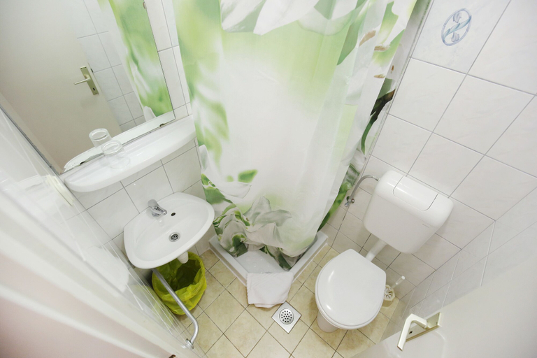 Bathroom 3, Hotel Luka, Sali