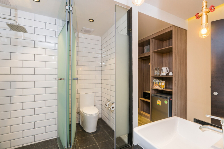 Bathroom 5, SureStay Plus by Best Western T Pattaya, Pattaya