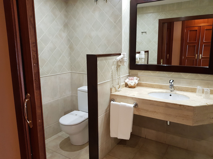 Bathroom 4, Hotel Cotiella, Huesca