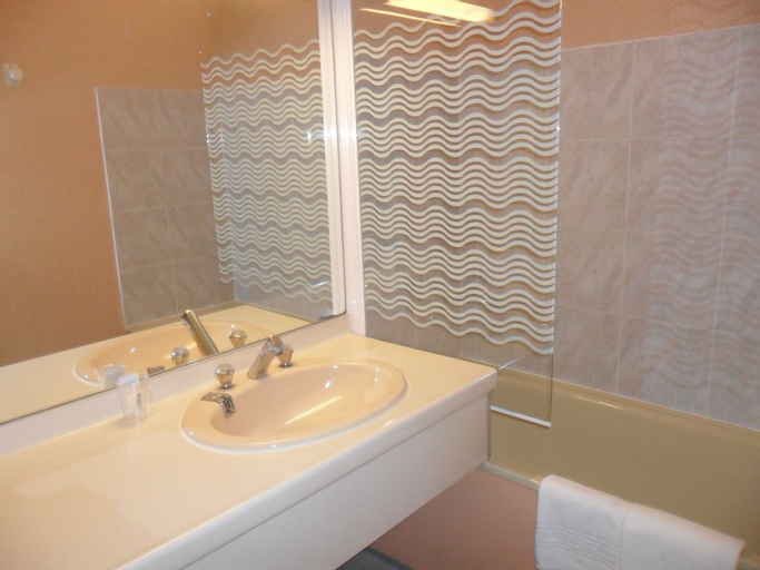 Bedroom 4, Brit Hotel Confort Gien, Loiret