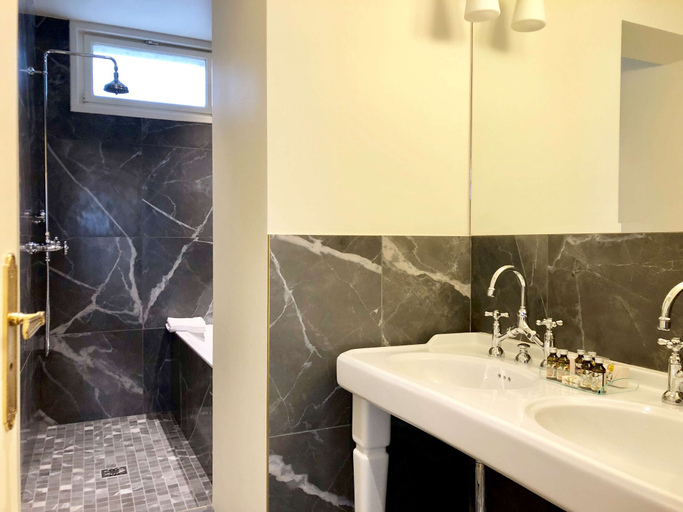 Bathroom 4, Hotel Mayfair, Paris