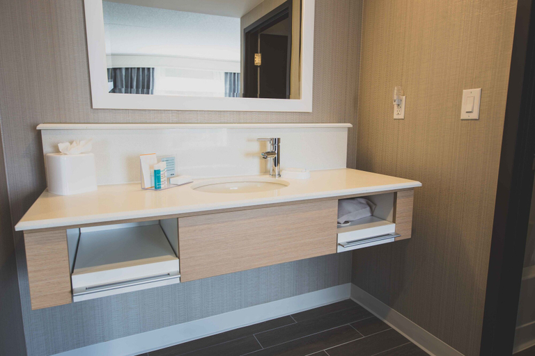 Bathroom 5, Hampton Inn & Suites by Hilton Bolton, Peel