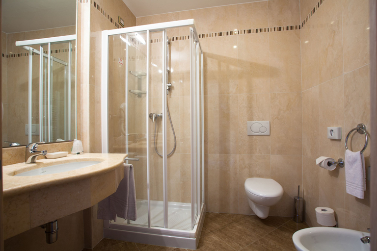Bathroom 5, Hotel Lido Blu Surf & Bike, Trento
