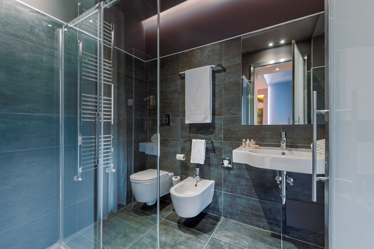 Bathroom 4, Air Suite, Verona