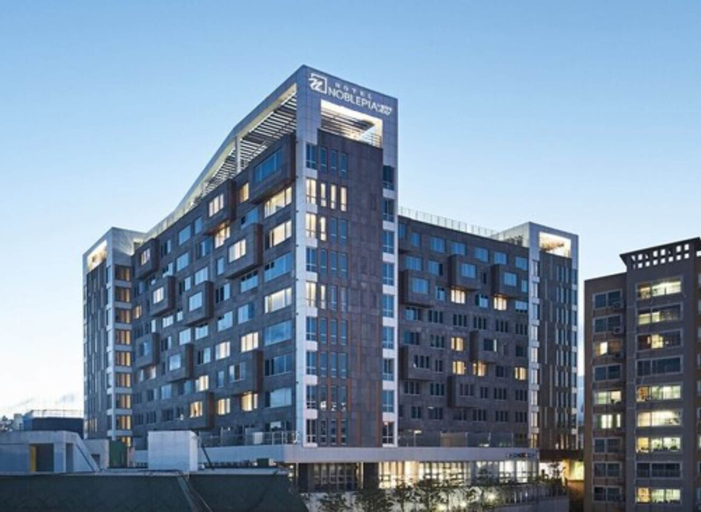 Exterior & Views