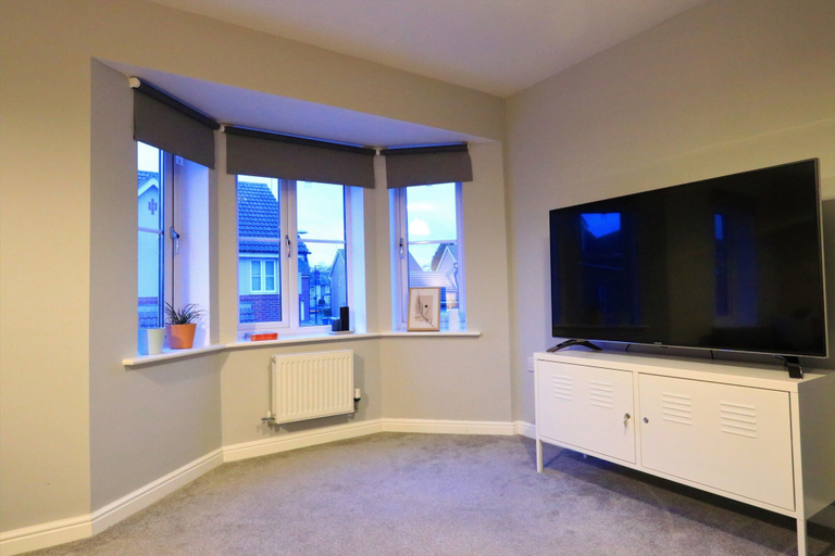 Others 5, Spacious Townhouse - Netflix & Parking, Coventry