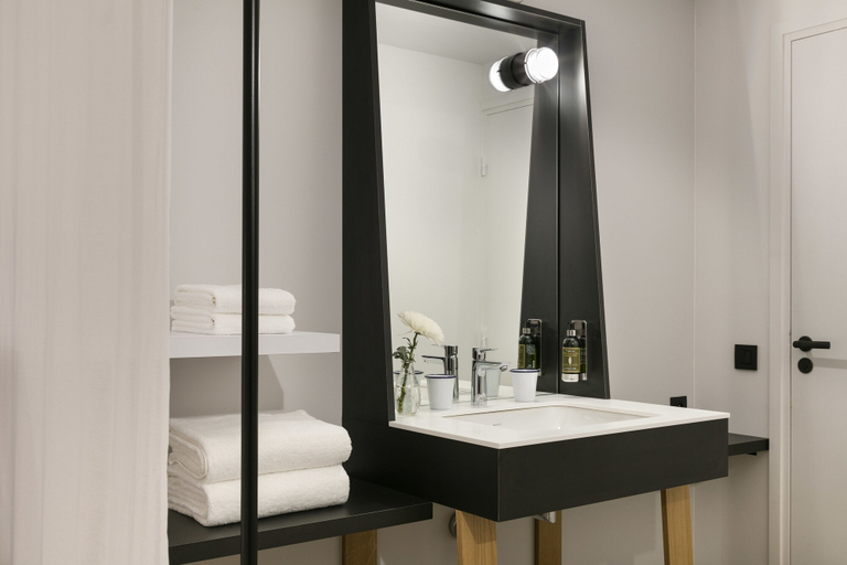 Bathroom 4, Oh La La! Hotel bar - Paris Bastille, Paris