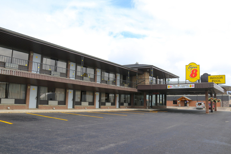 Exterior & Views 2, Super 8 By Wyndham Hearst On, Cochrane