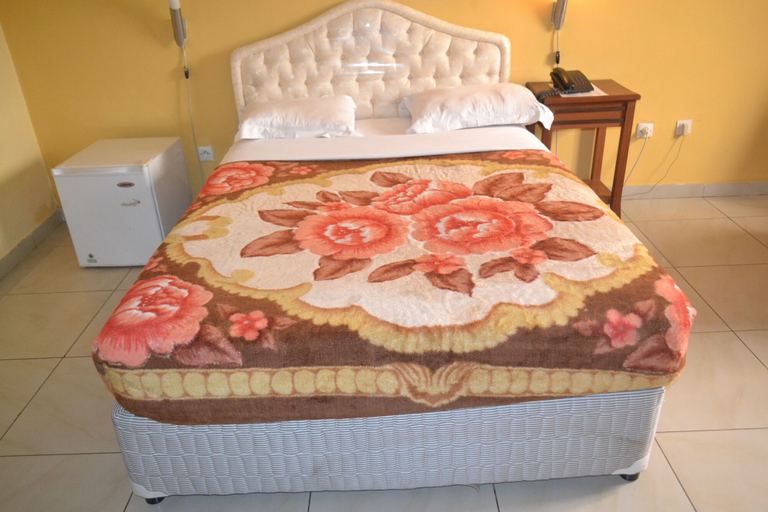 Bedroom 2, Denver Plaza Hotel, Wouri
