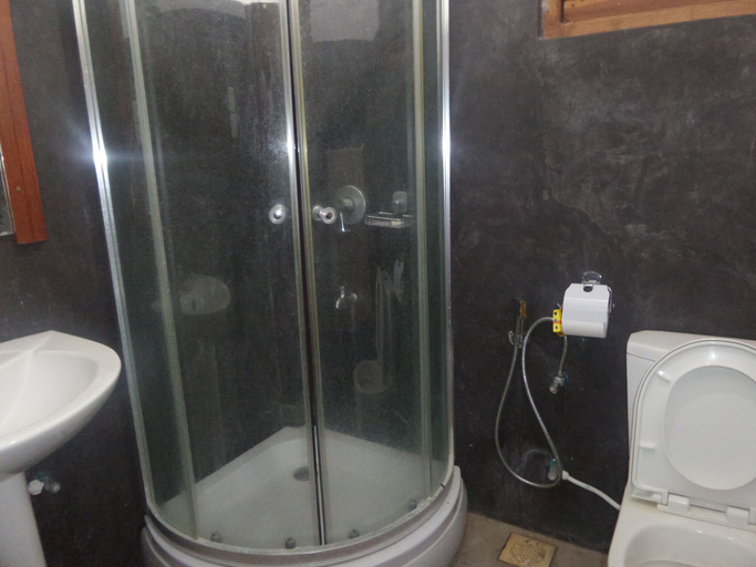 Bathroom 5, CoCoWorld Bungalow, Panduwasnuwara