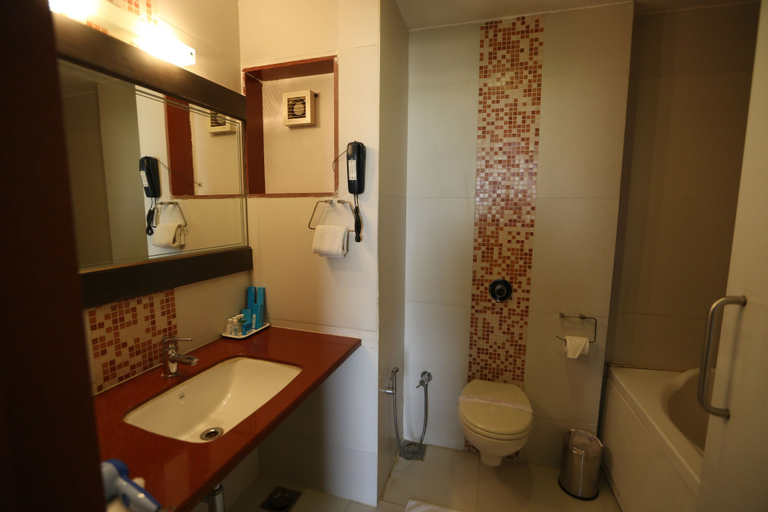 Bathroom 3, Silver Cloud Hotel & Banquets Ahmedabad, Ahmadabad