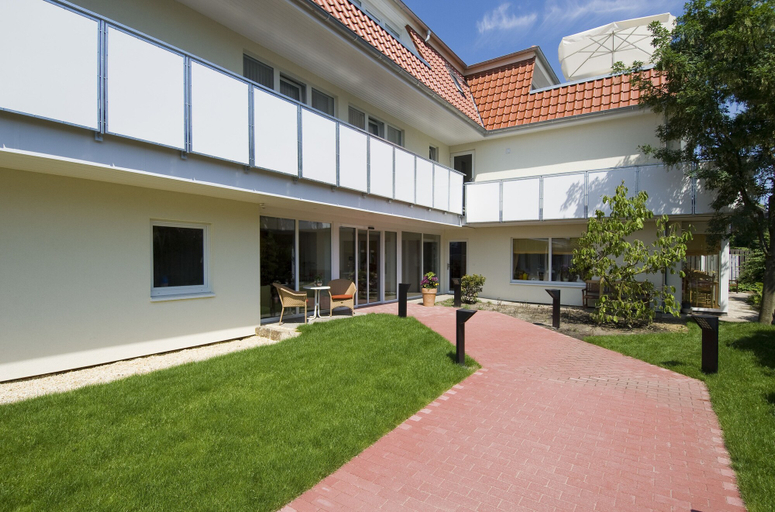 Exterior & Views 1, Hotel Petersen, Ammerland