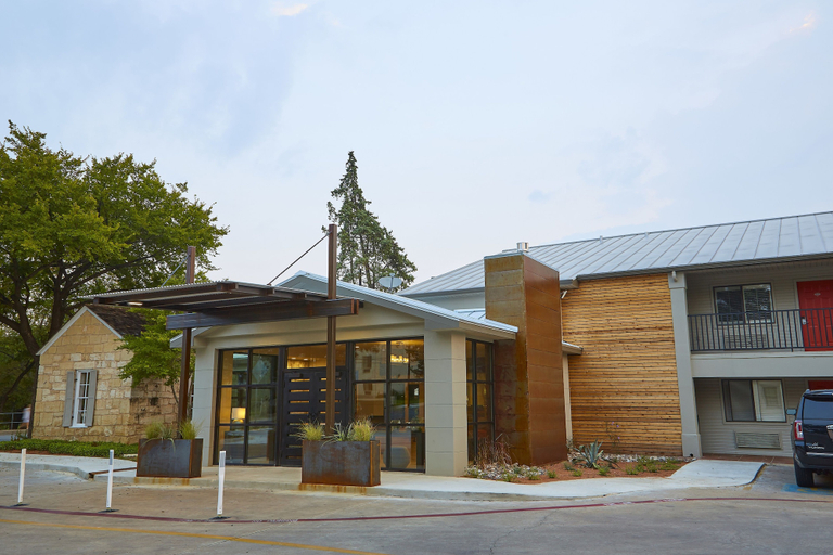 Exterior & Views 2, Fredericksburg Inn & Suites, Gillespie
