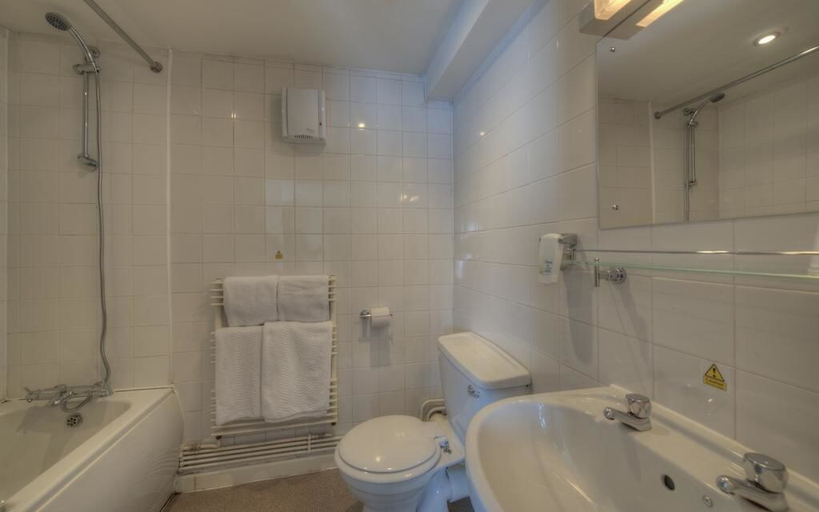 Bathroom 4, The Elms Hotel, Nottinghamshire