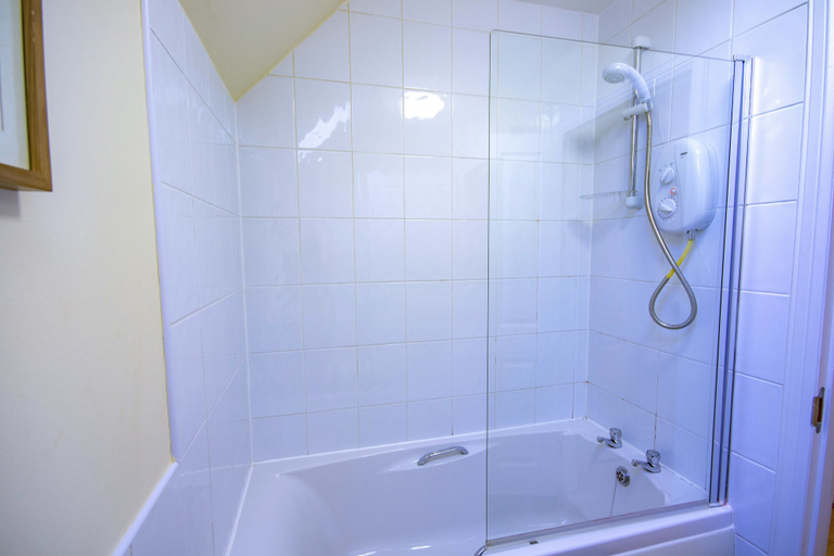 Bathroom 3, 7 Varis Apartments, Moray