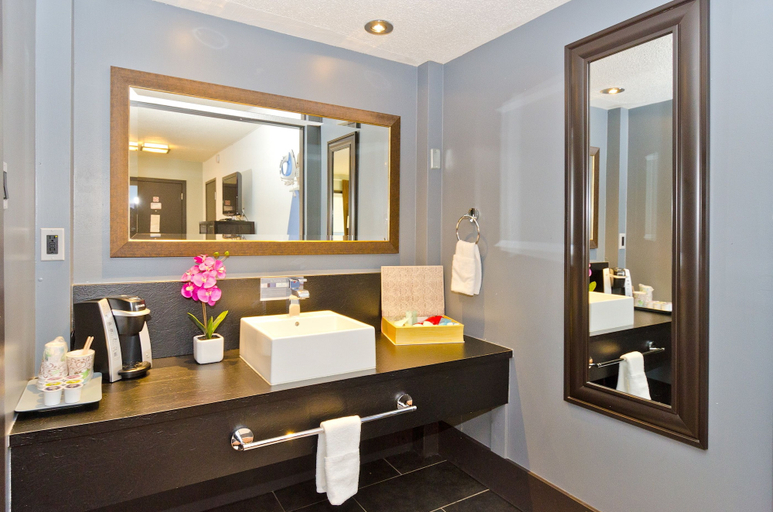 Bathroom 4, Centro Motel, Division No. 6