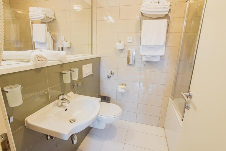 Bathroom 3, Zelena Punta, Kali