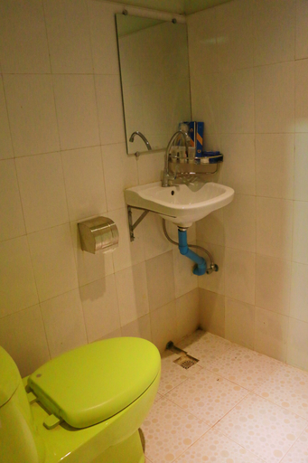 Bathroom 4, Hotel Shwe Pyi Tan, Mandalay