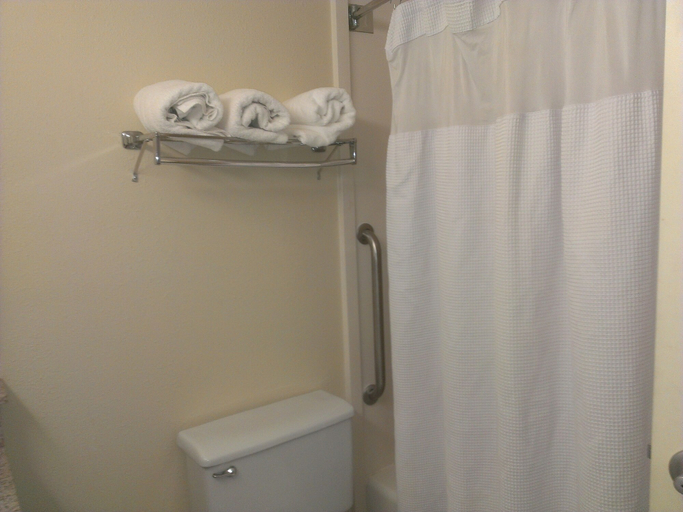 Bathroom 5, Hotel I-64 Richmond, Henrico