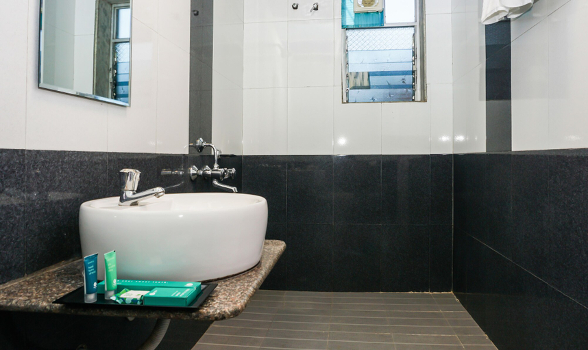 Bathroom 4, Treebo Hillway Inn Main Market, Satara